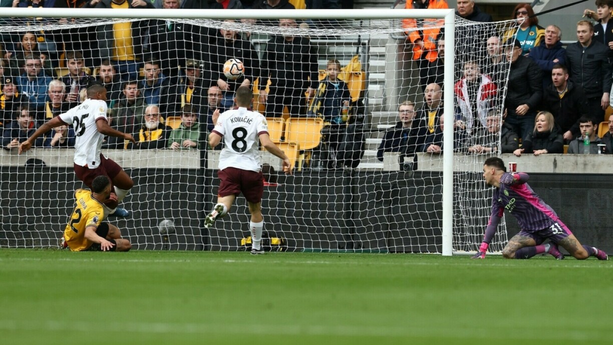 De Ruben Dias schéisst de Ball an den eegene Gol.