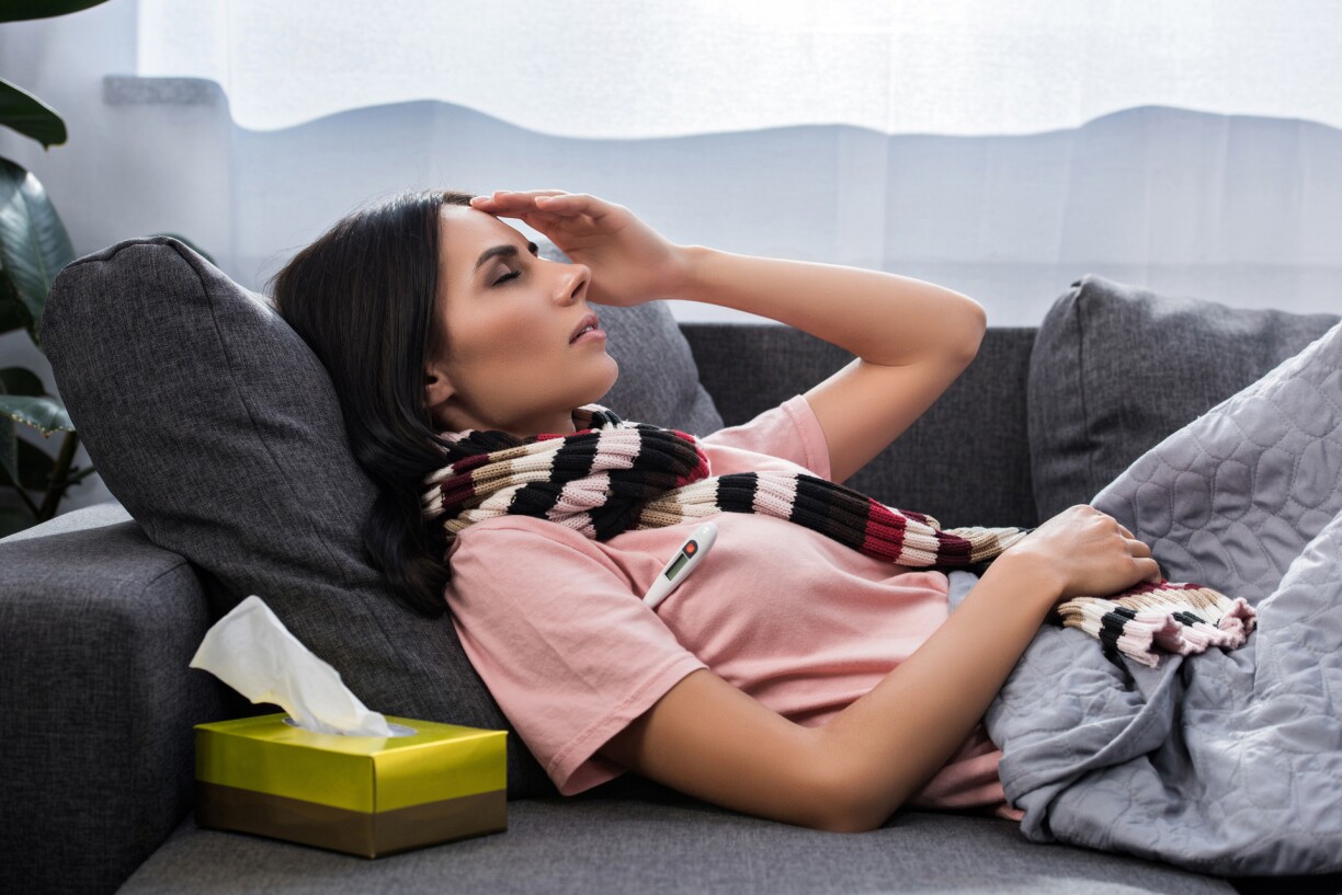 Fatigue, maux de tête et de gorge, éternuements... Les symptômes d'Omicron ressemblent souvent à ceux de la grippe, ce qui ne facilite pas la lutte contre ce variant particulièrement contagieux.