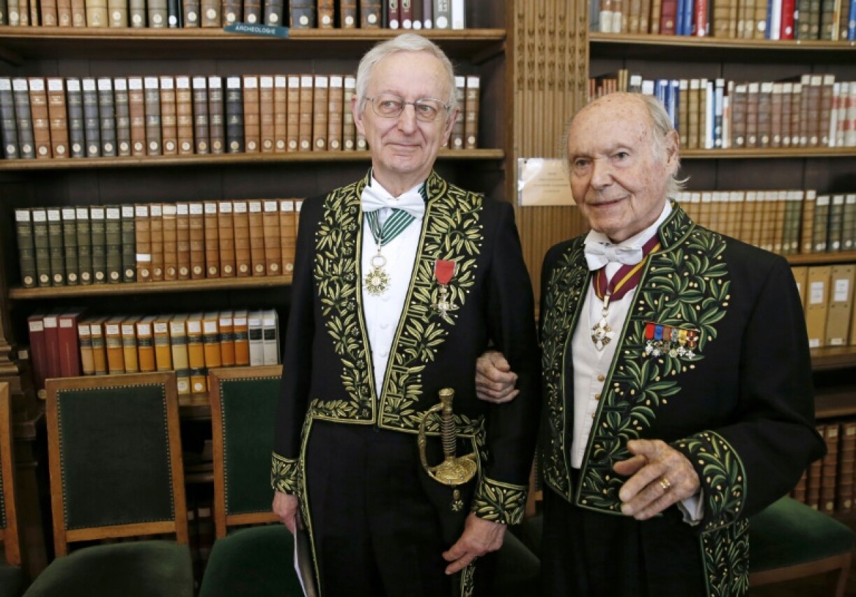 René de Obaldia à l'Académie française le 22 mai 2014 à Paris aux cotés de l'écrivain Michael Edwards (G)