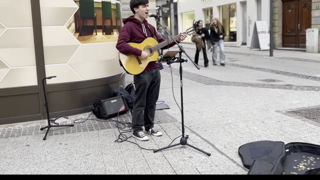 Le jeune acteur Gustavo Benza qui chante dans les rues de Luxembourg-ville