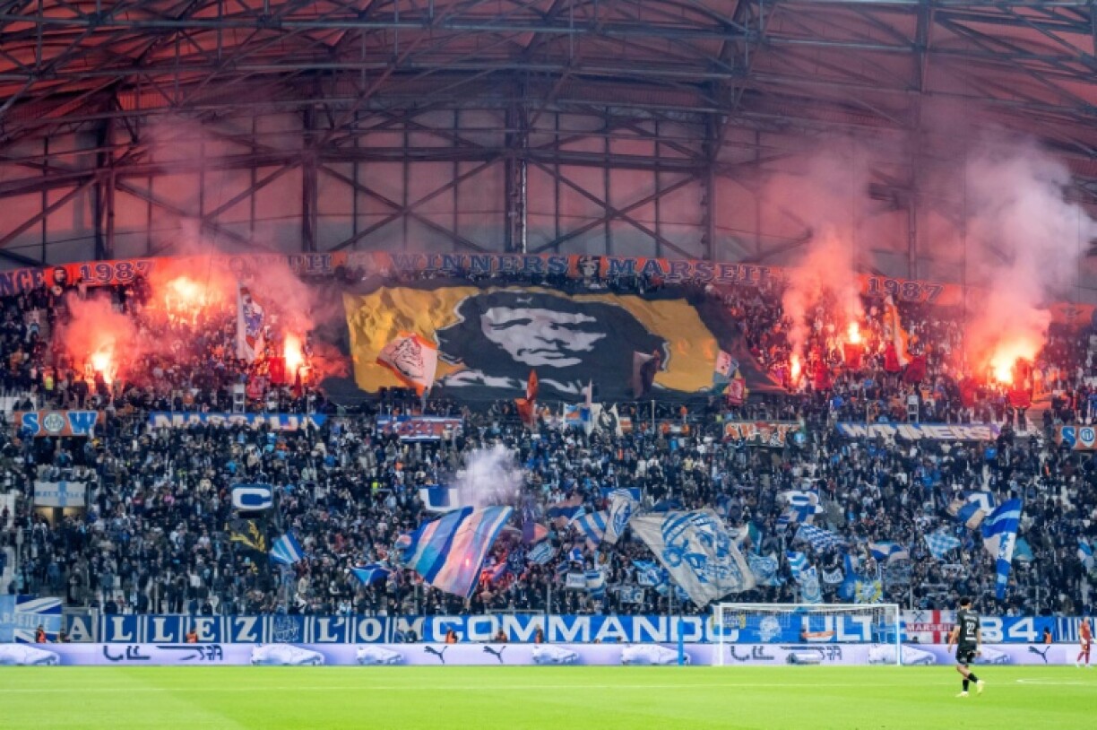 Les fumigènes dans les tribunes du stade Vélodrome lors du match de Ligue 1 entre l'Olympique de Marseille et Auxerre le 13 mars 2026