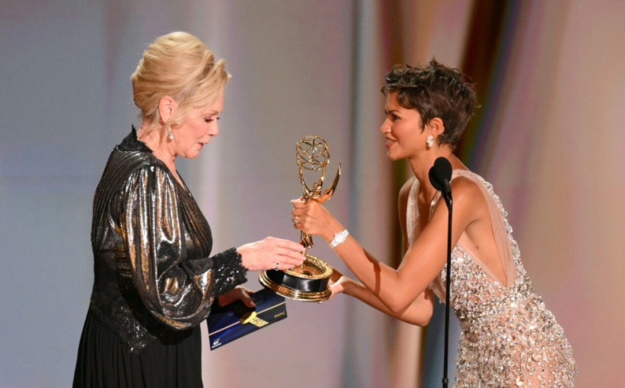 L'actrice américaine Jean Smart reçoit le 8e Emmy Award de sa carrière des mains de Zendaya, le 14 septembre 2026 à Los Angeles