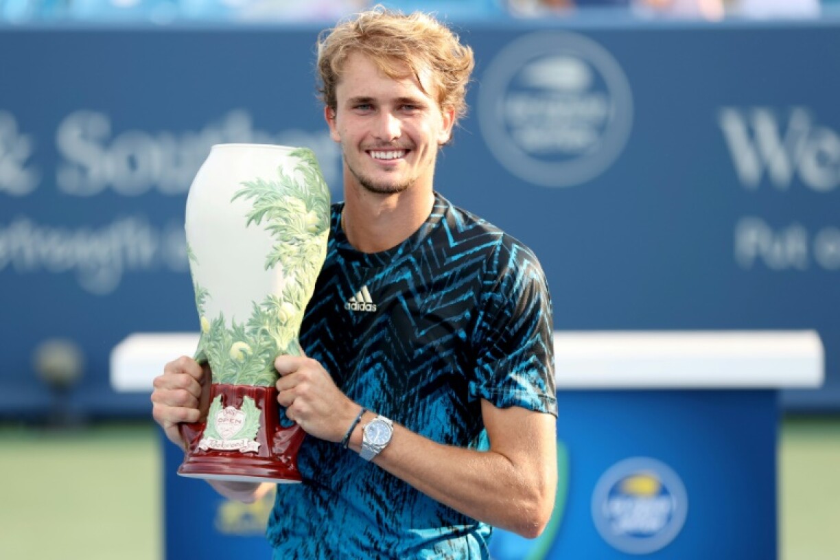L'Allemand Alexander Zverev pose avec le trophée du tournoi de Cincinnati (Ohio) qu'il vient de remporter, le 22 août 2021
