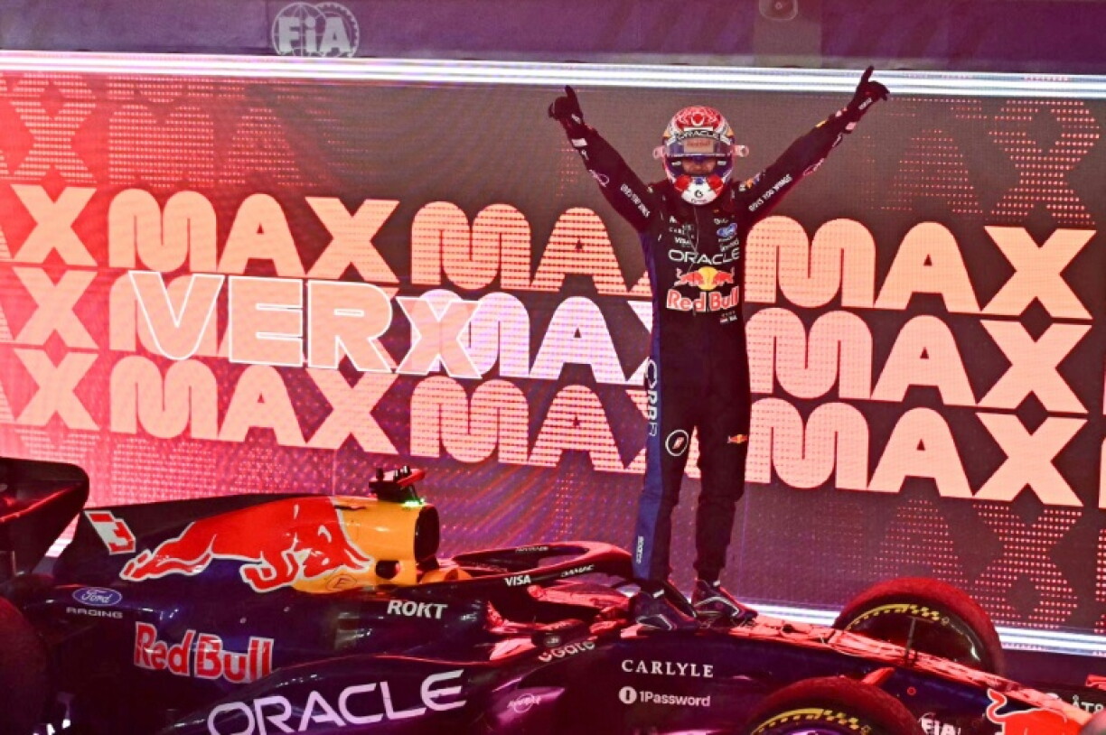 Max Verstappen juché sur sa Red Bull célèbre sa victoire dimanche au GP de F1 de Singapour.