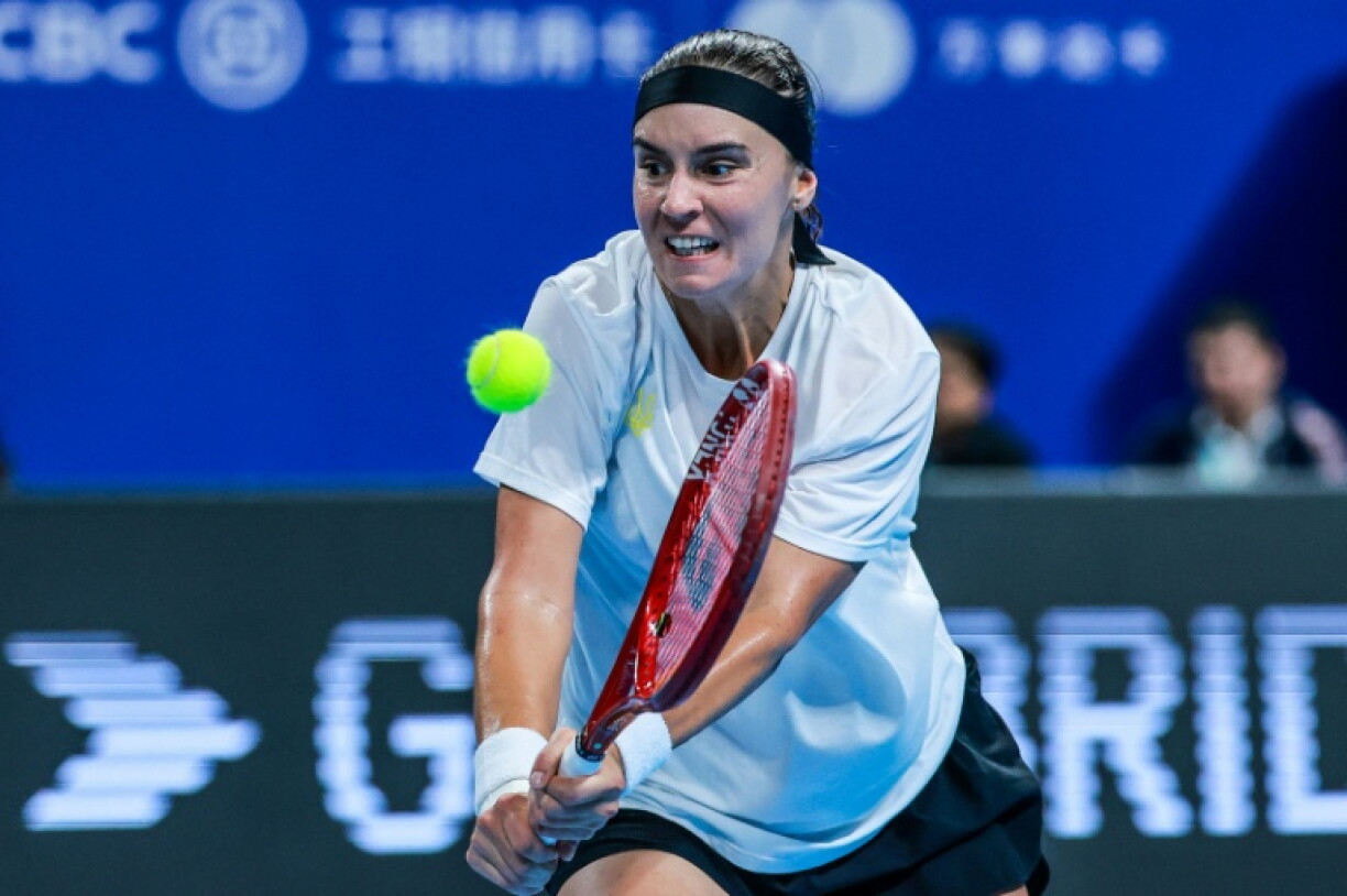 L'Ukrainienne Anhelina Kalinina face à l'Italienne Tyra Grant en demi-finale de la Billie Jean King Cup le 26 septembre 2026 à Shenzhen (Chine)
