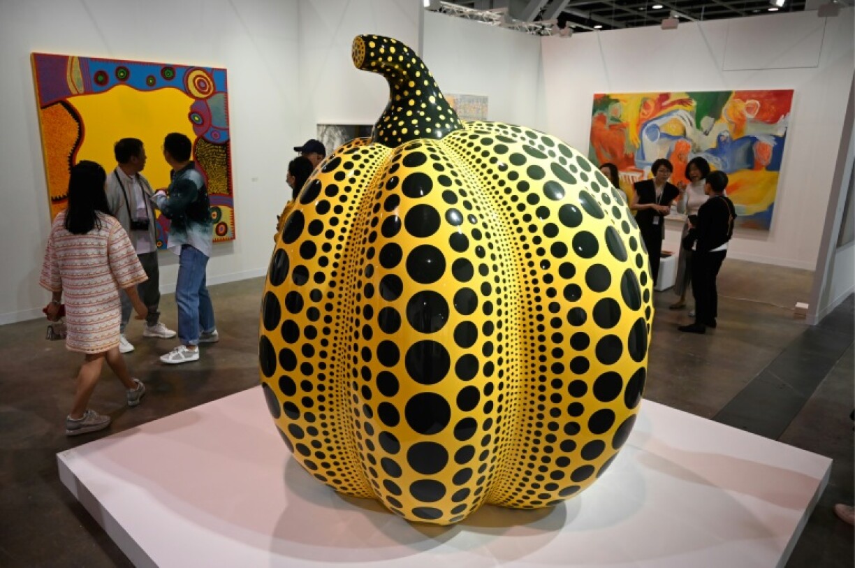 E Wierk vum Yayoi Kusama ausgestallt am Kader vun der Art Basel vun Hong Kong, den 21. März 2023