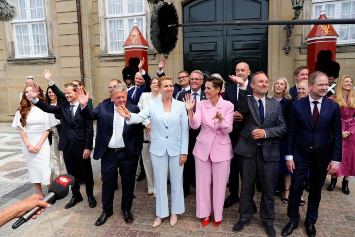 La Première ministre danoise Mette Frederiksen, au centre, a présenté le 3 juin 2026 son nouveau gouvernement qui, pour la première fois dans l'histoire du Danemark, compte plus de femmes que d'hommes