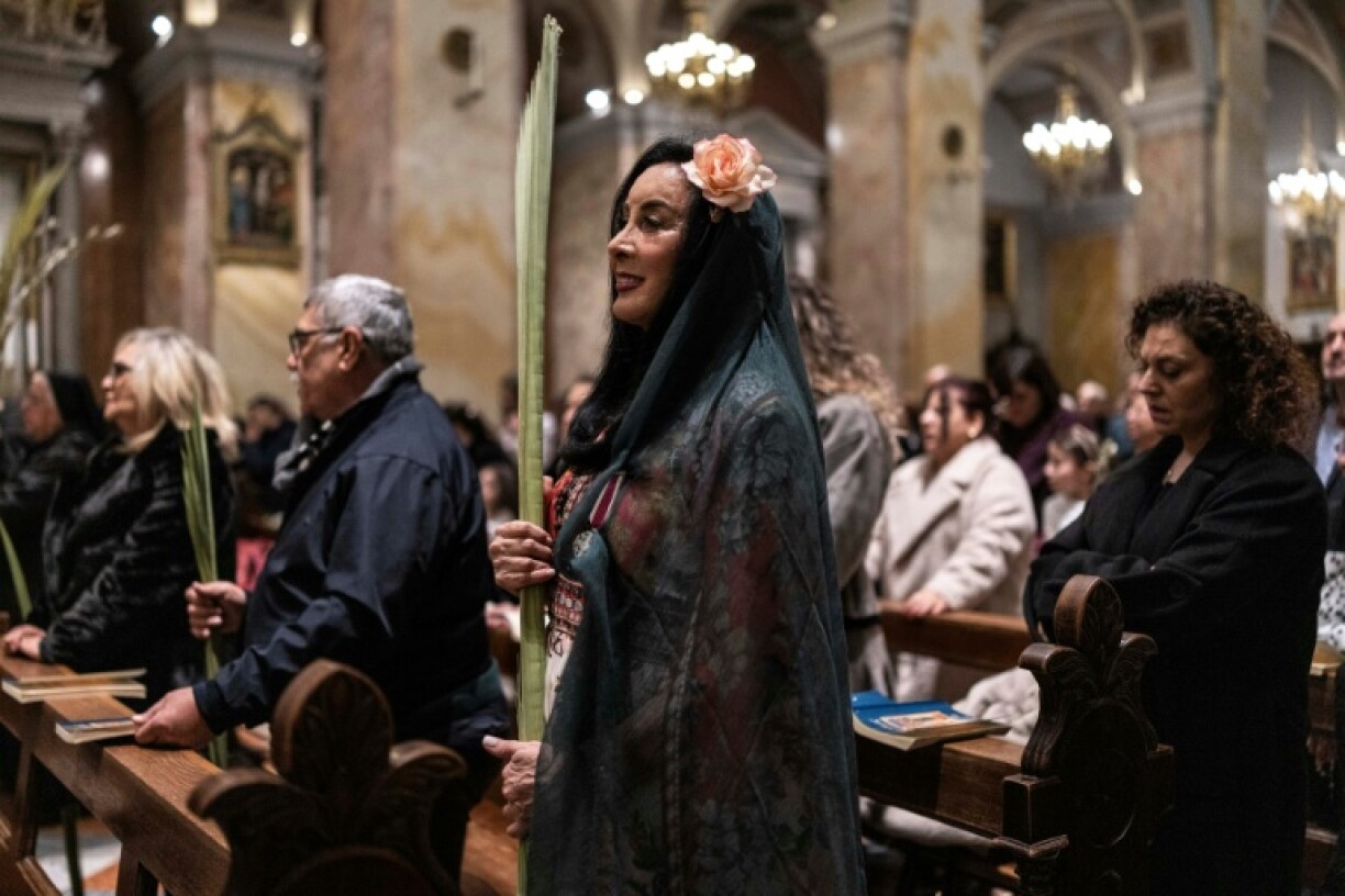 Des fidèles rassemblés pour célébrer le dimanche des Rameaux au monastère Saint-Sauveur, à Jérusalem le 29 mars 2026