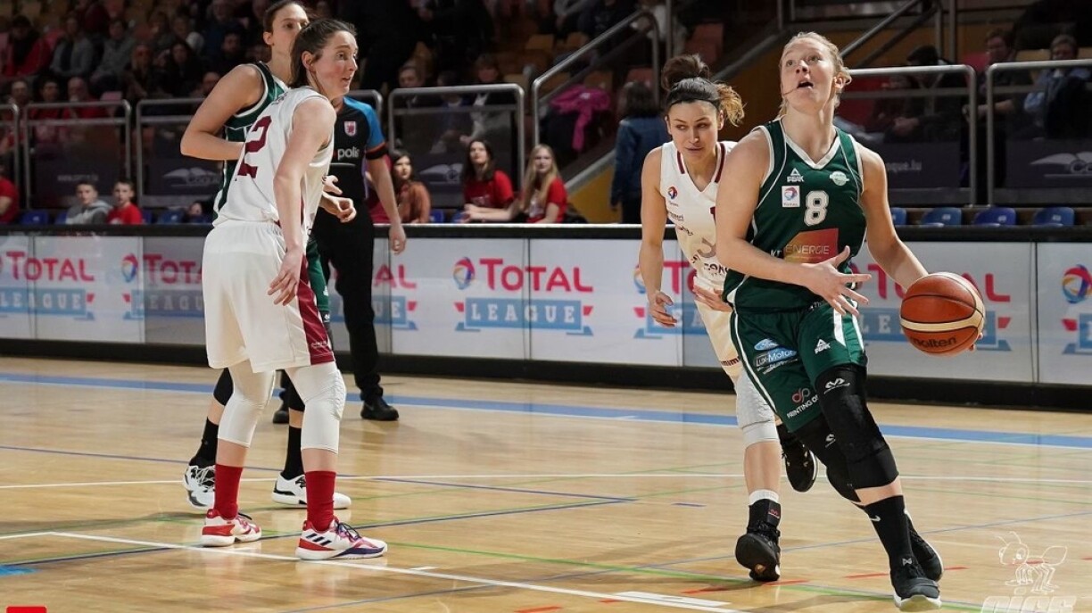 Archival photo of Anne Simon playing for Gréngewald.