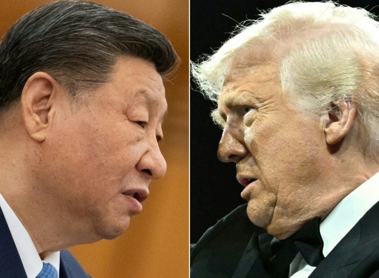 White House officials suggest Presidents Xi Jinping (L) and Donald Trump could speak this week