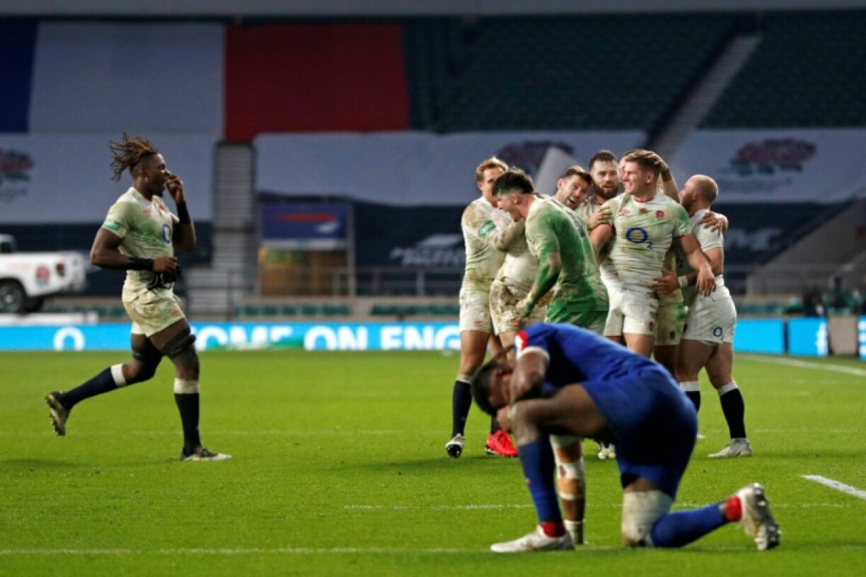 Le trois quarts centre anglais Owen Farrell (2e d) est félicité par ses coéquipiers, après avoir transformé une pénalité lors des prolongations et offert la victoire à son équipe face à la France, lors de la finale de la Coupe d'Automne des nations, le le 6 décembre 2020 au stade de Twickenham à Londres