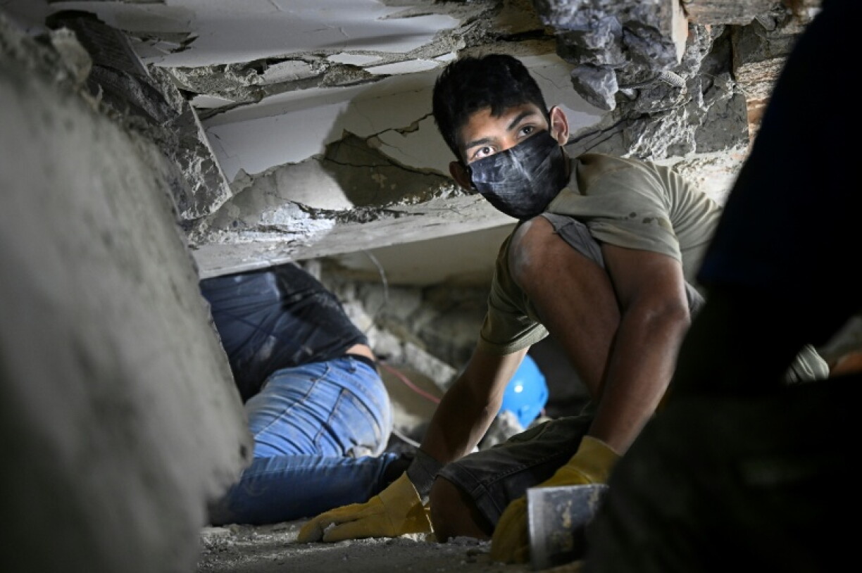 Les secouristes recherchent d'éventuelles victimes dans un bâtiment effondré à la suite des deux séismes, à Caraballeda, dans l'Etat de La Guaira, le 27 juin 2026