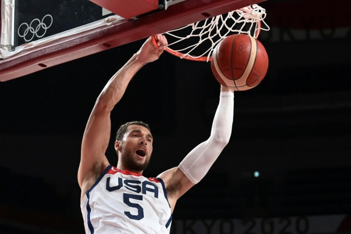 L'Américain Zachary Lavine dunke face à l'Australie, lors de leur demi-finale, le 5 août 2021 aux Jeux Olympiques de Tokyo 2020