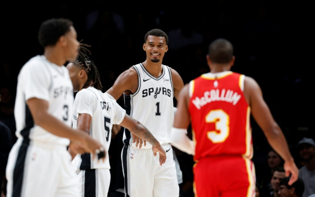 Victor Wembanyama avec les Spurs contre les Hawks d'Atlanta, le 9 octobre 2026 à San Antonio lors d'un match de préparation pour la saison NBA