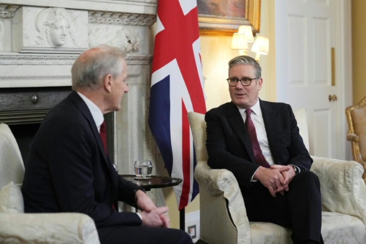 Le Premier ministre britannique Keir Starmer, à droite, et son homologue norvégien Jonas Gahr, à sa gauche, à Downing Street à Londres le 4 décembre 2025
