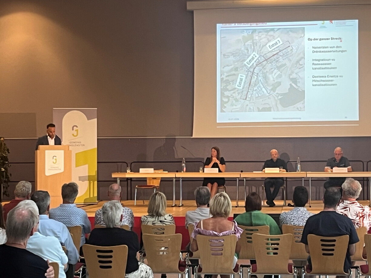 De Buergermeeschter vu Jonglënster Ben Ries an d'Mobilitéitsministesch Yuriko Backes hunn d'Changementer an der Haaptstrooss zu Lënster presentéiert.