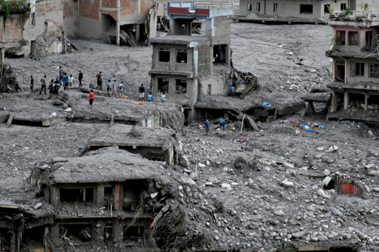 Nach der verheerenden Sturzflut im Grenzgebiet zwischen Nepal und Tibet ist die Zahl der Todesopfer insgesamt auf mehr als 1000 gestiegen. Nepal meldete 987 bestätigte Todesopfer, chinesische Behörden gaben die Zahl der Toten in Tibet mit 16 an.