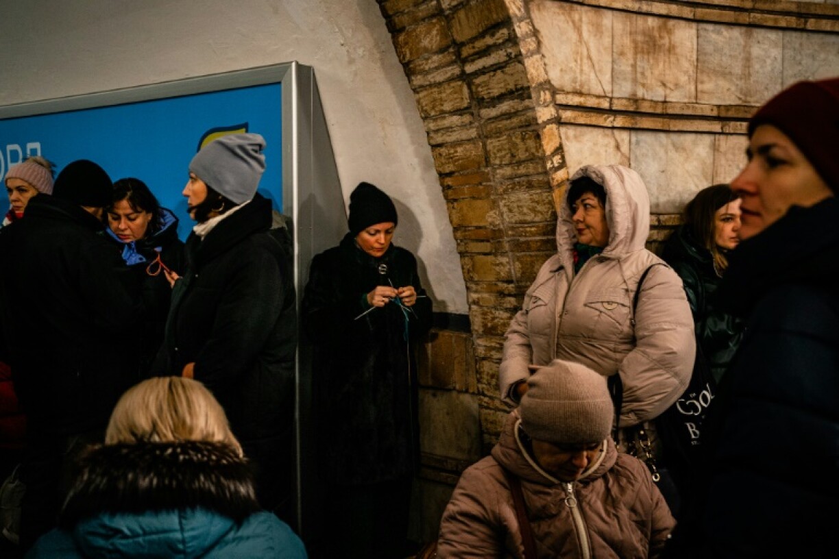Des habitants réfugiés dans une station de métro pendant une alerte aérienne, le 16 décembre 2022 à Kiev, en Ukraine