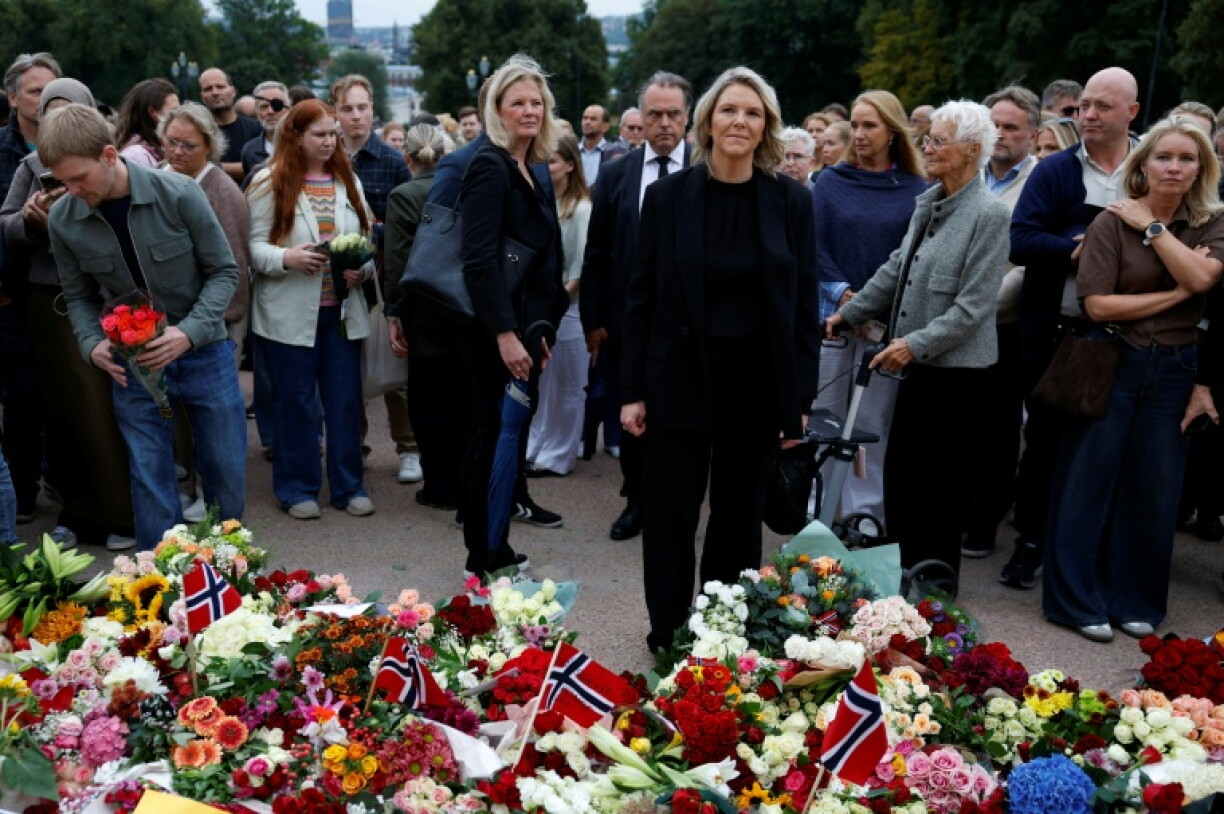 La dirigeante du Parti du progrès, Sylvi Listhaug, et des personnes en deuil se rassemblent pour rendre hommage au roi Harald V de Norvège, décédé, sur la place du Palais royal à Oslo, le 28 août 2026