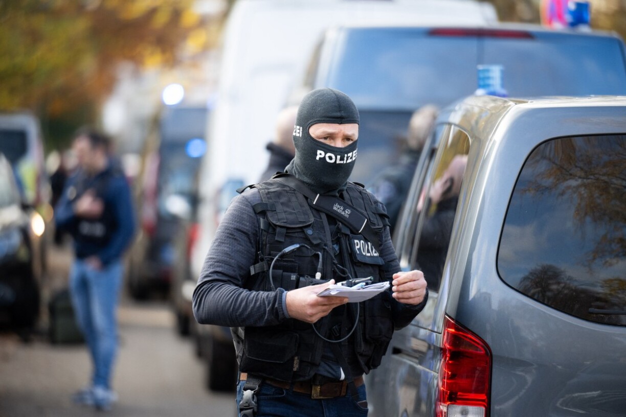 La police allemande déployée en masse à Hambourg après le signalement de deux personnes armées dans une école.