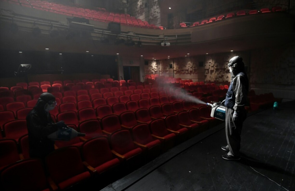 Au Luxembourg comme ailleurs (ici, un employé coréen désinfectant une salle de théâtre à Séoul), le secteur culturel subit un grave coup d'arrêt, qui pour beaucoup est synonyme de mise à mort.