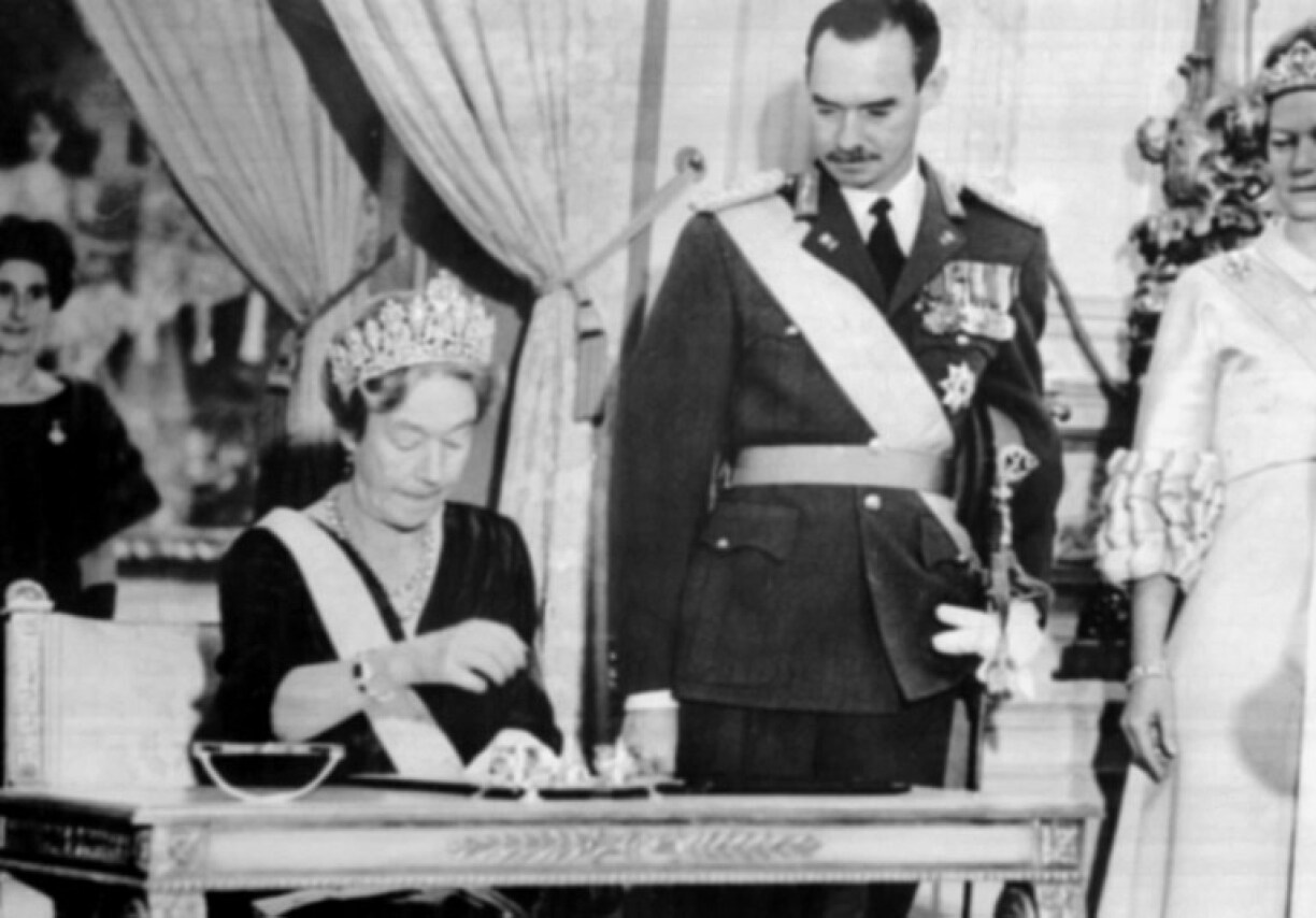 Abdication de la Grande-Duchesse Charlotte le 12 novembre 1964, son fils Jean à ses côtés.