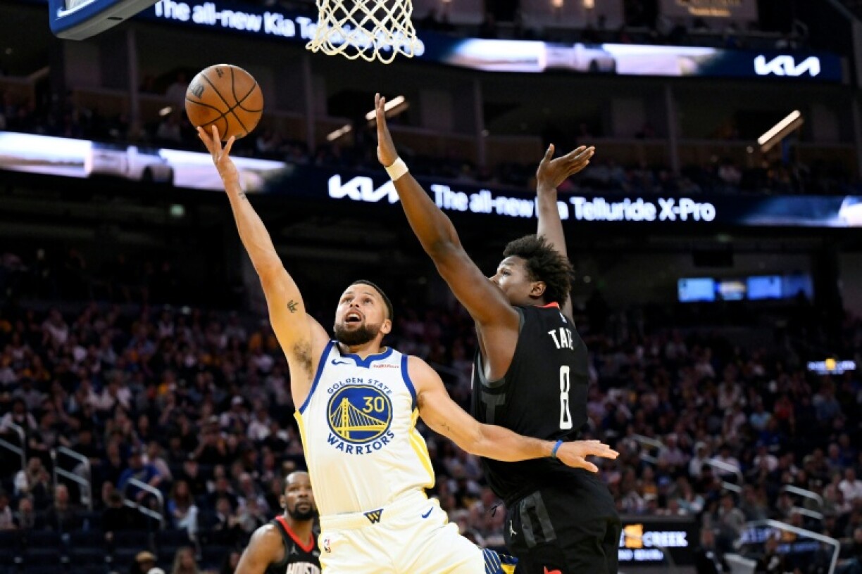 Stephen Curry (g) tente un panier malgré la défense de Jae'Sean Tate lors du match NBA des Golden State Warriors contre les Houston Rockets, le 5 avril 2026 à San Francisco