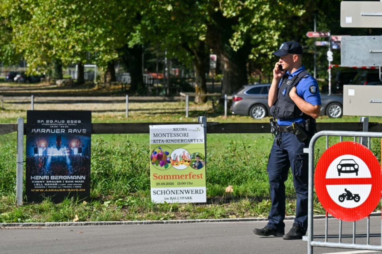 Des policiers à proximité du site où des coups de feu ont été tirés, lors d'une rave-party à Aarau, dans le nord de la Suisse, le 30 août 2026