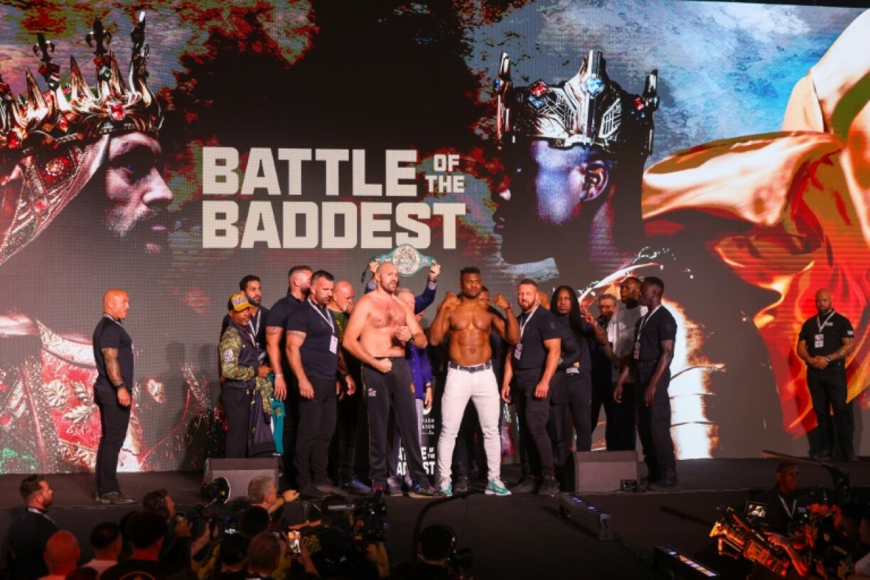 Le Britannique Tyson Fury et le Camerounais Francis Ngannou au centre de la scène lors de la pesée le 27 octobre 2023 à Ryad