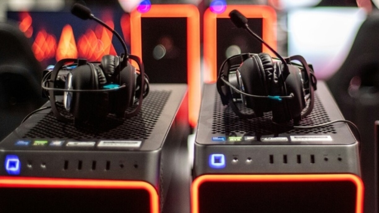 Ordinateurs et casques dans une salle d'esport de Tokyo le 20 avril 2022