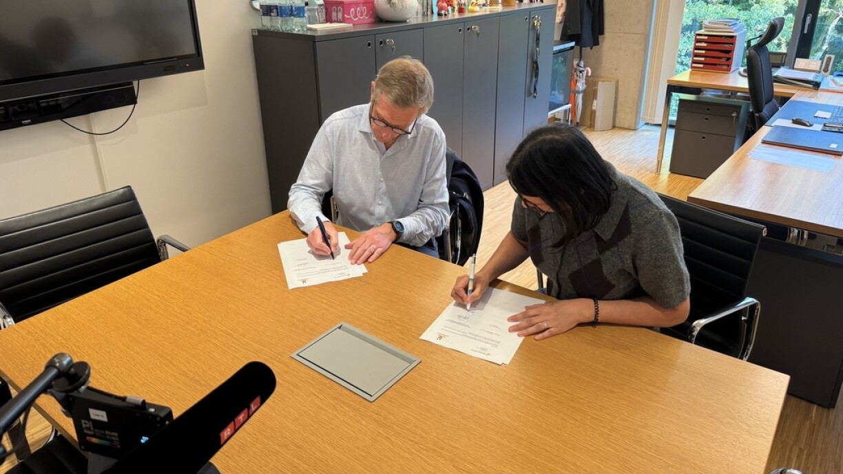 Pierre Dochen and Elsa Do Carmo signing the new convention.