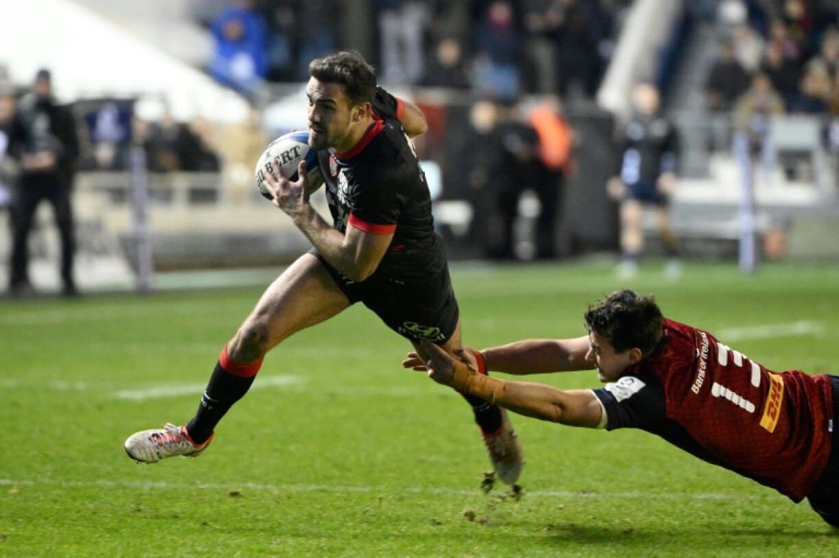 L'arrière de Toulon Melvyn Jaminet (g) évite le plaquage du centre français du Munster Antoine Frisch en Champions Cup, le 13 janvier 2023 à Toulon