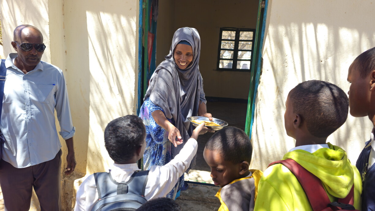 En Somalie, la sécheresse prive de nombreuses familles de nourriture et empêche les enfants, en particulier les filles, d'aller à l'école. Chaque jour, Muna, mère de deux enfants, prépare et distribue les repas scolaires de CARE, offrant aux élèves un repas essentiel et permettant à davantage d'enfants de poursuivre leur scolarité.