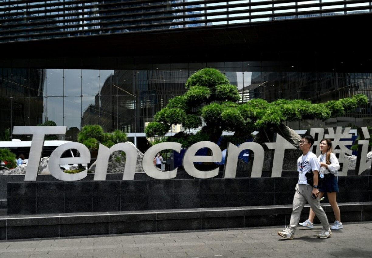 Des passants devant le siège de Tencent à Shenzhen (sud de la Chine), le 26 mai 2021