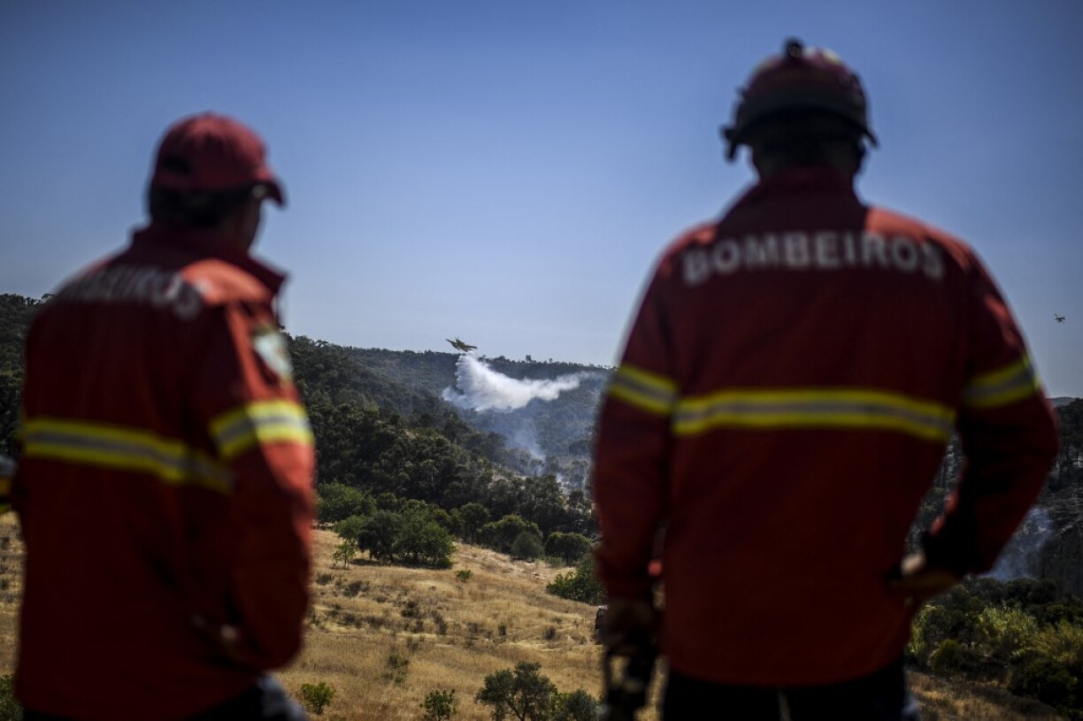 Des pompiers portugais face à un incendie en août 2021.