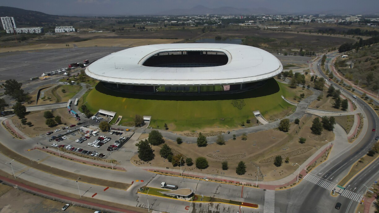 Ronderëm dëse Stadion sinn Honnerte Säck mat Läichendeeler fonnt ginn