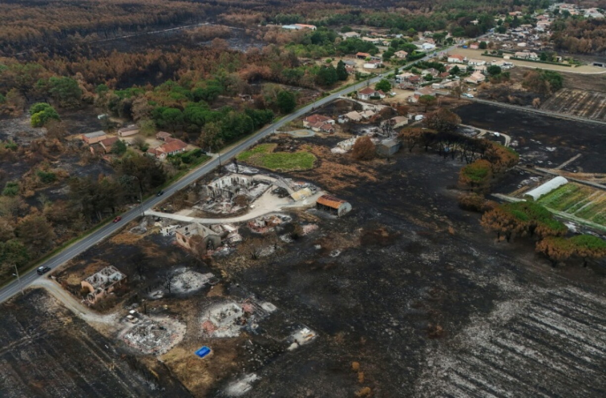 Des propriétés incendiées (au premier plan) dans une zone touchée par l'incendie qui a fait rage en Gironde, au Porge, le 6 août 2026