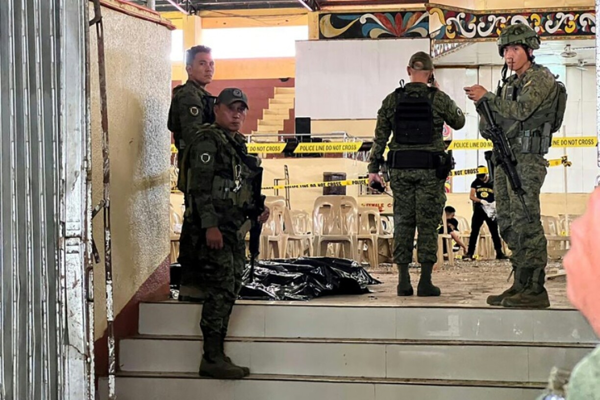 Des militaires montent la garde devant l'entrée du gymnase de l'université d'Etat de Mindanao, après un attentat à la bombe, le 3 décembre 2023 à Marawi, aux Philippines