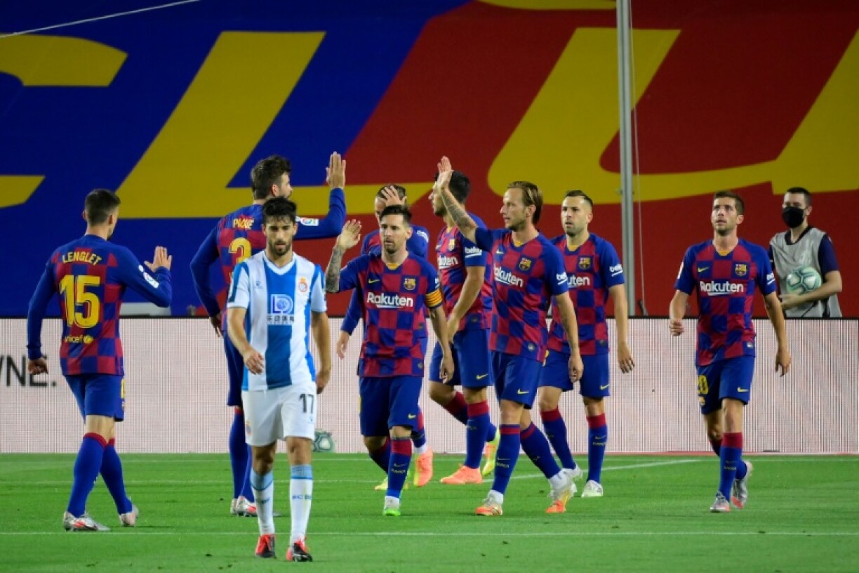 Le FC Barcelone, grâce à un but signé Luis Suarez (c) a dominé le derby catalan contre l'Espanyol au Camp Nou, le 8 juillet 2020