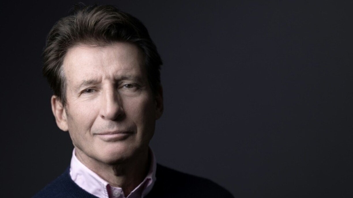 Le Britannique Sebastian Coe, candidat à la présidence du CIO, lors d'une séance photo dans le studio de l'AFP, le 31 janvier 2025 place de la Bourse à Paris