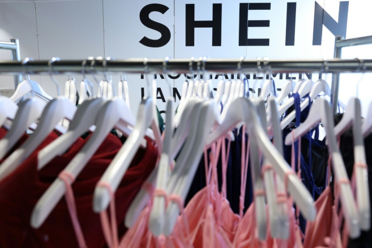 Der weltweit tätige Online-Versandhändler Shein geht am 1. September in Hongkong an die Börse. Das Unternehmen mit Sitz in Singapur will 280 Millionen Aktien anbieten und damit umgerechnet bis zu rund 1,5 Milliarden Euro einnehmen.