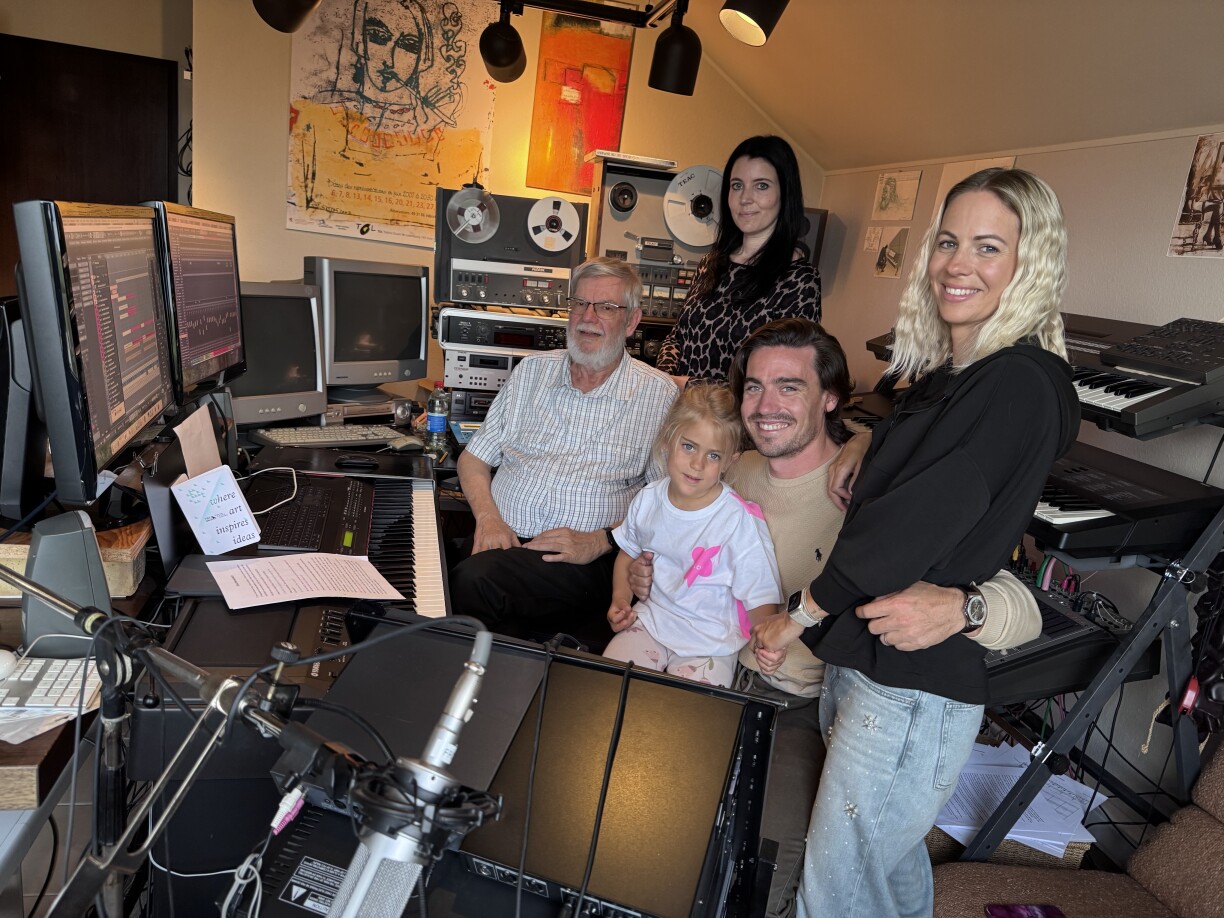 D'Famill am Tounstudio fir weider Opnamen.