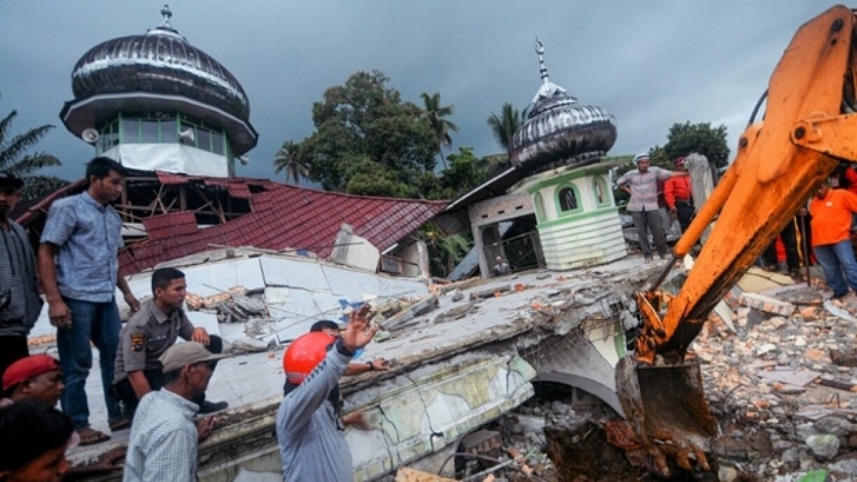 Foto vum Äerdbiewen an Indonesien virun engem Joer