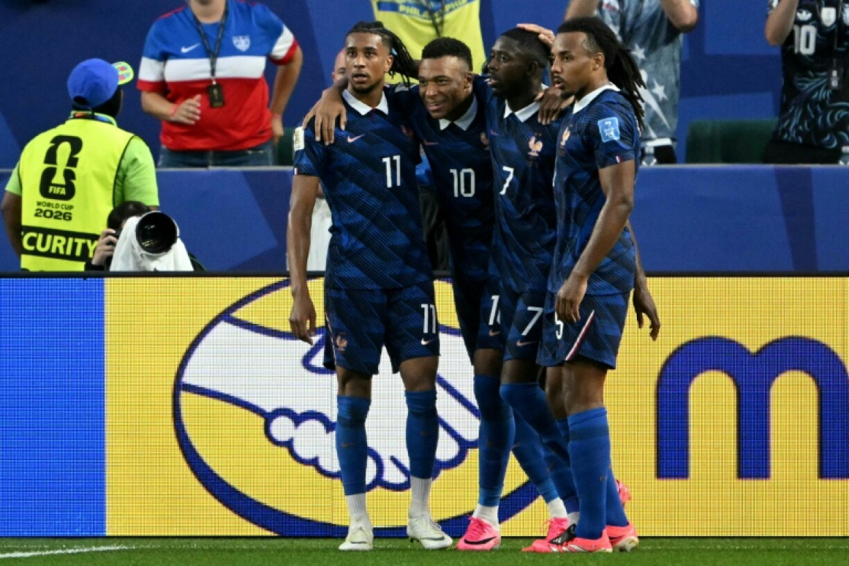 Les attaquants français Michael Olise, Kylian Mbappé et Ousmane Dembélé, accompagné du défenseur Jules Koundé, lors du deuxième match de poule de l'équipe de France à la Coupe du monde, le 22 juin 2026 face à l'Irak, à Philadelphie