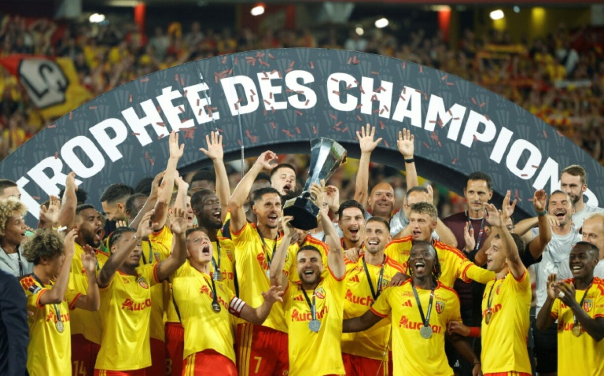 Les Lensois, vainqueurs du Trophée des champions face au Paris SG, le 16 août 2026 au stade Bollaert