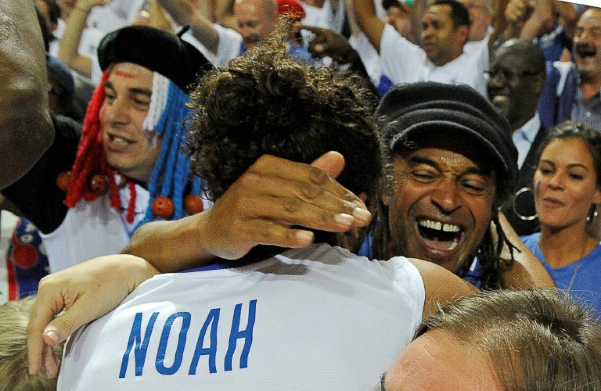 Joakim Noah embrasse son père Yannick Noah après la victoire de l'équipe de France en demi-finale de l'Euro-2011 contre la Russie le 16 septembre 2011 à Kaunas