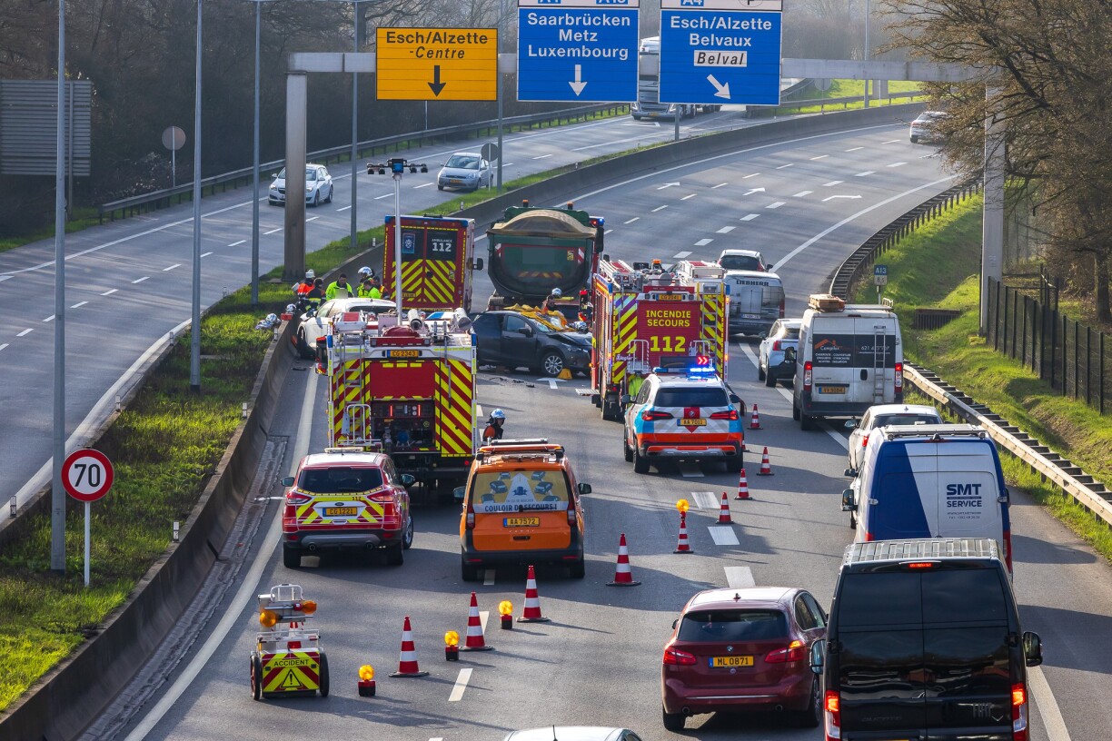 Ee Camion an e puer Autoe waren an den Accident verwéckelt.