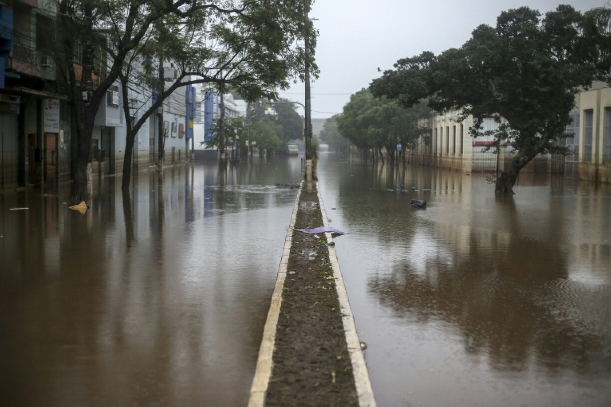 Une rue inondée à Porto Alegre, dans l'État du Rio Grande do Sul, au Brésil, le 24 mai 2024, pendant des inondations historiques dans le pays
