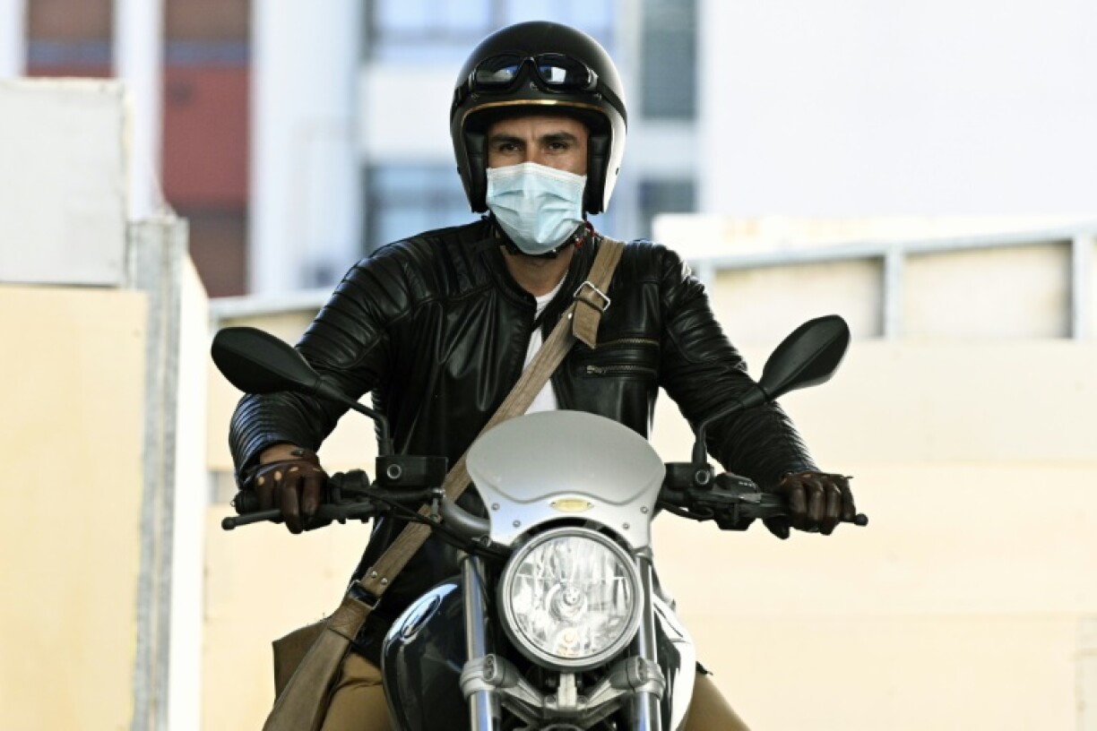 Le médecin personnel de Diego Maradona, le neurochirurgien Leopoldo Luque, quitte la clinique où est hospitalisé l'ancien joueur à Olivos, dans la banlieue de Buenos Aires, le 11 novembre 2020