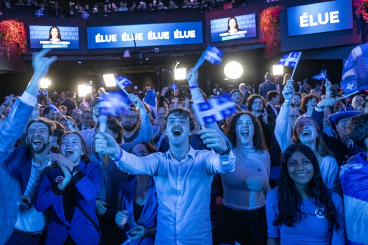 Des partisans du Parti québécois (PQ) célèbrent leur victoire, le 5 octobre 2026 à Montréal, au Québec